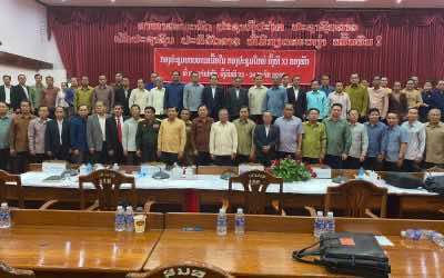 ທ່ານ ປອ ກິແກ້ວ ຈັນທະບູຣີ ຮ່ວມທາບທາມເນື້ອໃນກອງປະຊຸມໃຫຍ່ຄັ້ງທີ XI ຂອງພັກ ຢູ່ແຂວງ ຈຳປາສັກ